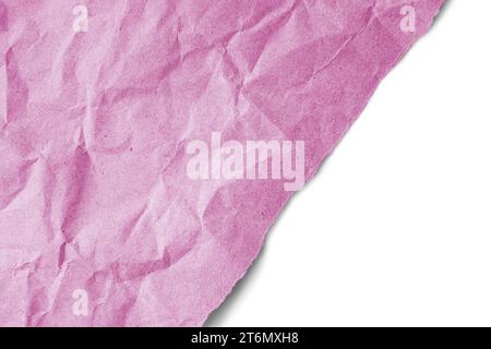 Recyceltes zerknittertes rosafarbenes Papier mit diagonaler abgerissener Kante, isoliert auf weißem Hintergrund. Abstrakter Hintergrund mit Knitter und Knitterfalten, Tapete mit Co Stockfoto