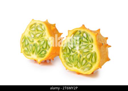 Kiwano-Frucht, grüne Melone isoliert auf weißem Hintergrund. Bio-Orangenkiwano, afrikanische Melonenscheiben mit grünem Gelee wie innen mit s Stockfoto