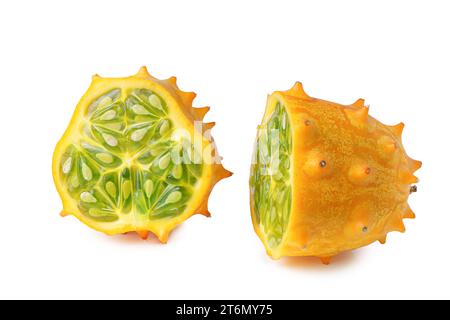 Kiwano-Frucht, grüne Melone isoliert auf weißem Hintergrund. Bio-Orangenkiwano, afrikanische Melonenscheiben mit grünem Gelee wie innen mit s Stockfoto