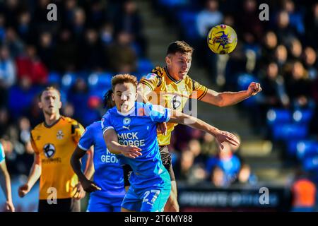 Peterborough, Großbritannien. November 2023. DRomoney Crichlow (6 Peterborough United) wurde von Archie Collins (27 Peterborough United) beim Spiel der Sky Bet League 1 zwischen Peterborough und Cambridge United am Samstag, den 11. November 2023 in der London Road, Peterborough, gefordert. (Foto: Kevin Hodgson | MI News) Credit: MI News & Sport /Alamy Live News Stockfoto
