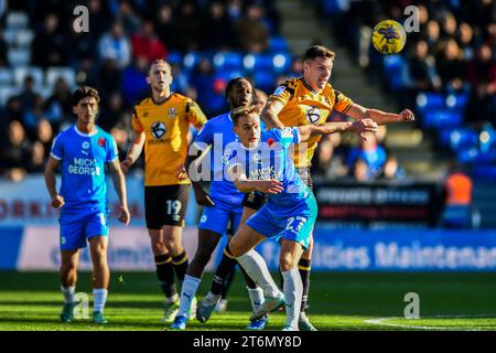 Peterborough, Großbritannien. November 2023. Ryan Bennett (6 Cambridge United) wurde von Archie Collins (27 Peterborough United) während des Spiels der Sky Bet League 1 zwischen Peterborough und Cambridge United in der London Road, Peterborough, am Samstag, den 11. November 2023 herausgefordert. (Foto: Kevin Hodgson | MI News) Credit: MI News & Sport /Alamy Live News Stockfoto