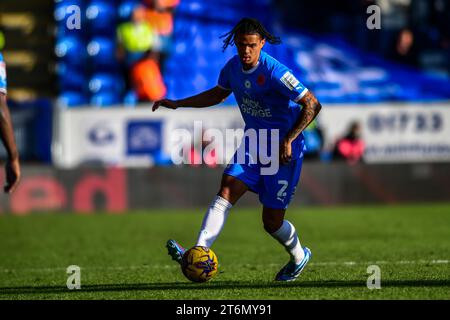 Peterborough, Großbritannien. November 2023. Jadel Katongo (2 Peterborough United) kontrolliert den Ball während des Spiels der Sky Bet League 1 zwischen Peterborough und Cambridge United in der London Road, Peterborough am Samstag, den 11. November 2023. (Foto: Kevin Hodgson | MI News) Credit: MI News & Sport /Alamy Live News Stockfoto