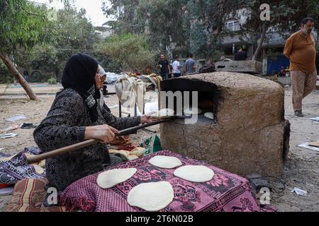 Gaza. November 2023. Freiwillige bereiten Brot für vertriebene Palästinenser in Khan Younis im südlichen Gazastreifen vor, 11. November 2023. Die Zahl der palästinensischen Todesopfer im Gazastreifen lag seit dem Ausbruch des Konflikts zwischen Israel und Hamas am 7. Oktober über 11.000, teilte das gesundheitsministerium des Gazastreifens am Freitag mit. Quelle: Rizek Abdeljawad/Xinhua/Alamy Live News Stockfoto