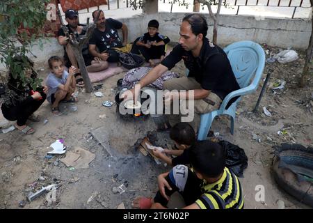 Gaza. November 2023. Ein Freiwilliger bereitet Brot für vertriebene Palästinenser in Khan Younis im südlichen Gazastreifen vor, 11. November 2023. Die Zahl der palästinensischen Todesopfer im Gazastreifen lag seit dem Ausbruch des Konflikts zwischen Israel und Hamas am 7. Oktober über 11.000, teilte das gesundheitsministerium des Gazastreifens am Freitag mit. Quelle: Rizek Abdeljawad/Xinhua/Alamy Live News Stockfoto