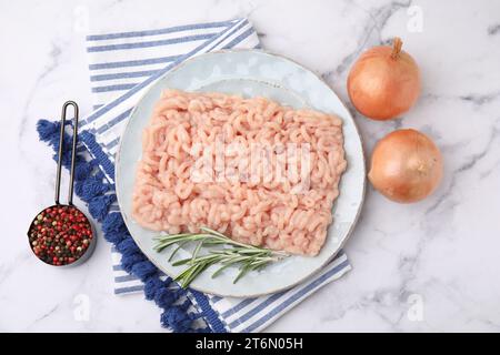 Flache Komposition mit frischem rohem Hackfleisch auf weißem Marmortisch Stockfoto