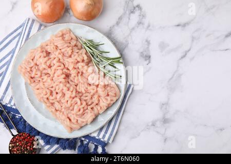 Flache Komposition mit frischem rohem Hackfleisch auf weißem Marmortisch. Leerzeichen für Text Stockfoto