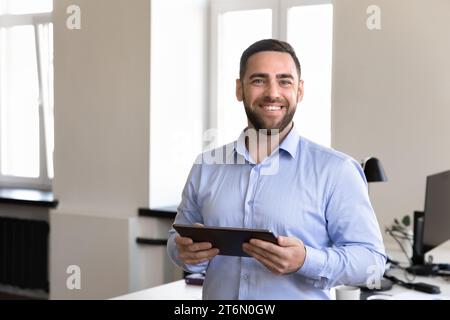 Glückliches, selbstbewusstes, gutaussehendes Porträt des Geschäftsführers Stockfoto