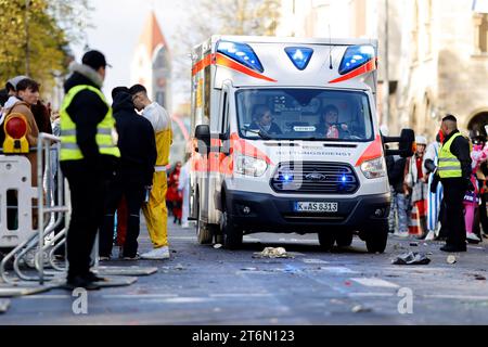 Karnevalsauftakt in Köln: Im Kwartier Latäng und auf der Zülpicher Straße im Studentenviertel feiern verkleidete Jecken und Karnevalisten in Kostümen den Beginn der heißen Phase des Kölner Karneval mit dem Elften Elften und dem Startschuss um Elf Uhr Elf. Das Viertel ist oft an Karneval überfüllt. Im Bild ein Krankenwagen auf der Roonstraße. Köln, 11.11.2023 NRW Deutschland *** Karnevalsauftakt in Köln im Kwartier Latäng und an der Zülpicher Straße im Studentenviertel feiern verkleidete Feiernde und Karnevalsfreunde im Kostüm den Beginn der heißen Phase des Kölner Karnevals mit dem El Stockfoto