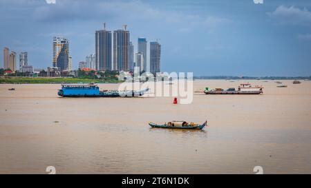 Phnom Penh, Kambodschas geschäftige Hauptstadt, liegt an der Kreuzung der Flüsse Mekong und Tonlé SAP. Der Fluss ist der wichtigste Verkehrsknotenpunkt. Stockfoto