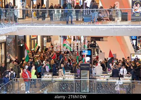 Edinburgh, Schottland, Vereinigtes Königreich, 11. November 2023. Palästinensischer Solidaritätsmarsch von der Waverley Bridge aus, hielt an der Barclay's Bank Princes Street Branch inne und ging dann mit einer leichten Pause durch das Einkaufszentrum St. James Quarter, dann weiter zum St. Andrews Square. Quelle: Archwhite/Alamy Live News. Stockfoto