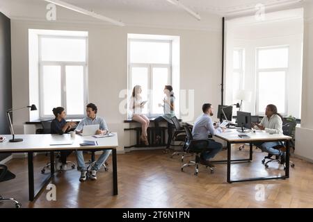 Vielbeschäftigte Mitarbeiter arbeiten in modernen Büroräumen Stockfoto