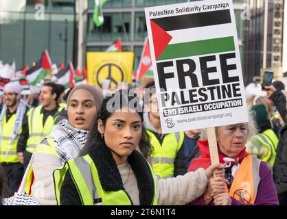 London, Großbritannien. November 2023. Hunderttausende Demonstranten nehmen an einem marsch durch London Teil, der zu einem Waffenstillstand in Gaza aufruft. Stockfoto
