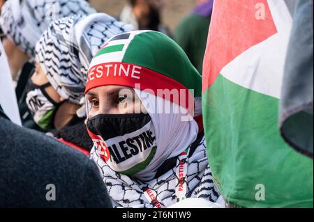 London, Großbritannien. November 2023. Hunderttausende Demonstranten nehmen an einem marsch durch London Teil, der zu einem Waffenstillstand in Gaza aufruft. Stockfoto