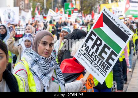 London, Großbritannien. November 2023. Hunderttausende Demonstranten nehmen an einem marsch durch London Teil, der zu einem Waffenstillstand in Gaza aufruft. Stockfoto
