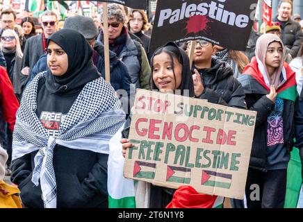 London, Großbritannien. November 2023. Hunderttausende Demonstranten nehmen an einem marsch durch London Teil, der zu einem Waffenstillstand in Gaza aufruft. Stockfoto
