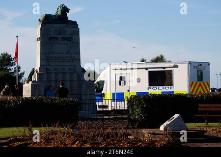 Morecambe Lancashire Vereinigtes Königreich 11. November 2023 vor dem morgigen Gedenktag wurde Ein mit CCTV ausgestattetes Fahrzeug der Lancashire Police gegenüber dem Morecambes Cenotaph eingesetzt. Credit: PN News/Alamy Live News Stockfoto