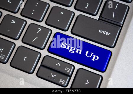 Anmeldetext auf blauer Tastatur. Anmeldung und Online-Registrierung Stockfoto