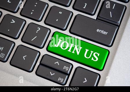 Senden Sie uns Text auf grüner Tastatur. Stockfoto