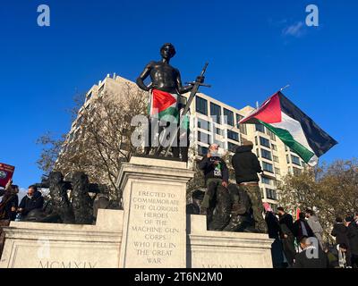 Während eines pro-palästinensischen Protestes in London klettern Menschen auf das Machine Gun Corps Memorial in Wellington Arch. Bilddatum: Samstag, 11. November 2023. Stockfoto