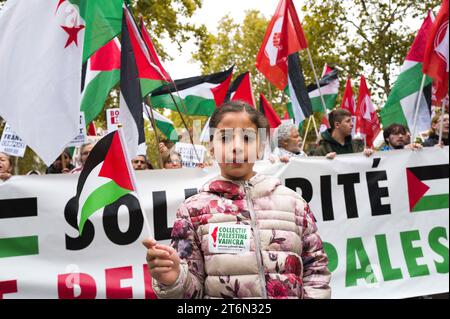 Toulouse, Frankreich. November 2023. Ein junges Mädchen mit palästinensischer Flagge, vor der Prozession, Solidarität mit dem palästinensischen Volk. Demonstration für den Frieden in Gaza, gegen die Massaker und Aufruf zu einem sofortigen Waffenstillstand. Verschiedene Gewerkschaften, darunter CGT, F.S.U le NPA, LFI und verschiedene palästinensische Kollektive, darunter Collectif Palestine Vaincra. Frankreich, Toulouse 11. November 2023. Foto: Patricia Huchot-Boissier/ABACAPRESS. Quelle: Abaca Press/Alamy Live News Stockfoto