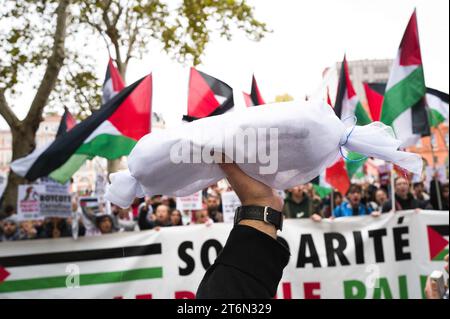 Toulouse, Frankreich. November 2023. Ein Grabtuch, das ein totes Baby repräsentiert, vor der Solidaritätsaktion mit dem palästinensischen Volksbanner. Demonstration für den Frieden in Gaza, gegen die Massaker und Aufruf zu einem sofortigen Waffenstillstand. Verschiedene Gewerkschaften, darunter CGT, F.S.U le NPA und verschiedene palästinensische Kollektive, darunter Collectif Palestine Vaincra. Frankreich, Toulouse 11. November 2023. Foto: Patricia Huchot-Boissier/ABACAPRESS. Quelle: Abaca Press/Alamy Live News Stockfoto