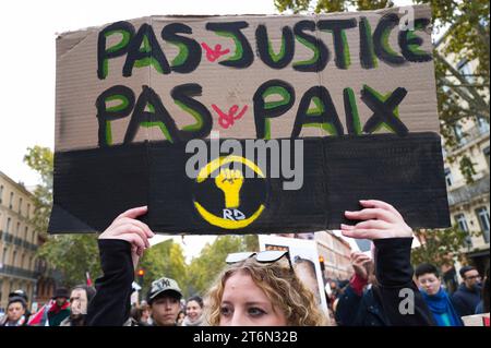 Toulouse, Frankreich. November 2023. Ein Plakat, keine Gerechtigkeit, kein Frieden. Demonstration für den Frieden in Gaza, gegen die Massaker und Aufruf zu einem sofortigen Waffenstillstand. Verschiedene Gewerkschaften, darunter CGT, F.S.U le NPA, LFI und verschiedene palästinensische Kollektive, darunter Collectif Palestine Vaincra. Frankreich, Toulouse 11. November 2023. Foto: Patricia Huchot-Boissier/ABACAPRESS. Quelle: Abaca Press/Alamy Live News Stockfoto