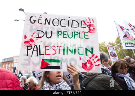 Toulouse, Frankreich. November 2023. Ein Plakat, Völkermord am palästinensischen Volk. Demonstration für den Frieden in Gaza, gegen die Massaker und Aufruf zu einem sofortigen Waffenstillstand. Verschiedene Gewerkschaften, darunter CGT, F.S.U le NPA und verschiedene palästinensische Kollektive, darunter Collectif Palestine Vaincra. Frankreich, Toulouse 11. November 2023. Foto: Patricia Huchot-Boissier/ABACAPRESS. Quelle: Abaca Press/Alamy Live News Stockfoto