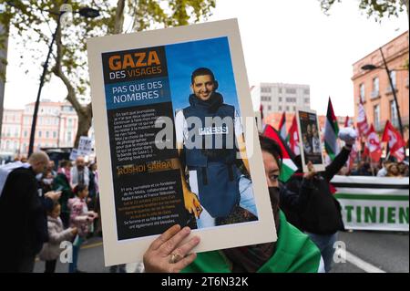 Toulouse, Frankreich. November 2023. Ein Plakat, Gazastreifen mit Gesichtern, nicht nur Zahlen, mit einem Foto eines jungen Journalisten. Demonstration für den Frieden in Gaza, gegen die Massaker und Aufruf zu einem sofortigen Waffenstillstand. Verschiedene Gewerkschaften, darunter CGT, F.S.U le NPA und verschiedene palästinensische Kollektive, darunter Collectif Palestine Vaincra. Frankreich, Toulouse 11. November 2023. Foto: Patricia Huchot-Boissier/ABACAPRESS. Quelle: Abaca Press/Alamy Live News Stockfoto