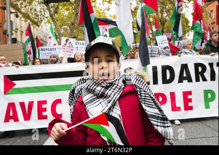 Toulouse, Frankreich. November 2023. Ein kleiner Junge mit einer Flagge vor der Prozession, Solidarität mit dem palästinensischen Volk. Demonstration für den Frieden in Gaza, gegen die Massaker und Aufruf zu einem sofortigen Waffenstillstand. Verschiedene Gewerkschaften, darunter CGT, F.S.U le NPA, LFI und verschiedene palästinensische Kollektive, darunter Collectif Palestine Vaincra. Frankreich, Toulouse 11. November 2023. Foto: Patricia Huchot-Boissier/ABACAPRESS. Quelle: Abaca Press/Alamy Live News Stockfoto