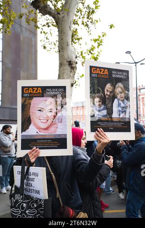 Toulouse, Frankreich. November 2023. Zwei Plakate, Gaza des Visages, nicht nur Zahlen, mit Fotos von Opfern, Frauen und Familien. Demonstration für den Frieden in Gaza, gegen die Massaker und Aufruf zu einem sofortigen Waffenstillstand. Verschiedene Gewerkschaften, darunter CGT, F.S.U le NPA und verschiedene palästinensische Kollektive, darunter Collectif Palestine Vaincra. Frankreich, Toulouse 11. November 2023. Foto: Patricia Huchot-Boissier/ABACAPRESS. Quelle: Abaca Press/Alamy Live News Stockfoto