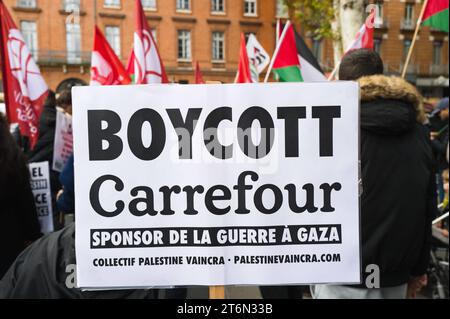 Toulouse, Frankreich. November 2023. Ein Plakat, Boykott Carrefour, Sponsor des Krieges in Gaza, Sponsor des Krieges in Gaza, Collectif Palestine Vaincra. Demonstration für den Frieden in Gaza, gegen die Massaker und Aufruf zu einem sofortigen Waffenstillstand. Verschiedene Gewerkschaften, darunter CGT, F.S.U le NPA und verschiedene palästinensische Kollektive, darunter Collectif Palestine Vaincra. Frankreich, Toulouse 11. November 2023. Foto: Patricia Huchot-Boissier/ABACAPRESS. Quelle: Abaca Press/Alamy Live News Stockfoto