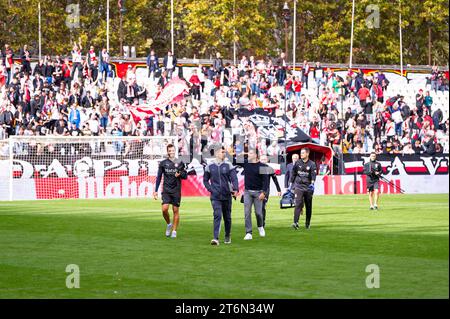 Miguel Angel Sanchez Munoz, besser bekannt als Michel, historische Figur von Rayo Vallecano und aktueller Trainer von Girona, erhält eine Hommage von Rayo Vallecano Fans vor dem Fußballspiel La Liga EA Sports 2022/23 zwischen Rayo Vallecano und Girona im Estadio de Vallecas in Madrid. Stockfoto