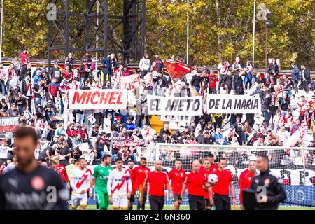 Die Fans von Rayo Vallecano zeigen ein Banner in Hommage an Miguel Angel Sanchez Munoz, besser bekannt als Michel, die historische Figur von Rayo Vallecano und aktueller Trainer von Girona, vor dem Fußballspiel La Liga EA Sports 2022/23 zwischen Rayo Vallecano und Girona im Estadio de Vallecas in Madrid. Stockfoto