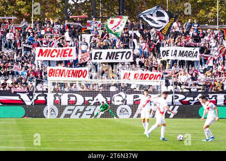Die Fans von Rayo Vallecano zeigen ein Banner in Hommage an Miguel Angel Sanchez Munoz, besser bekannt als Michel, die historische Figur von Rayo Vallecano und aktueller Trainer von Girona, vor dem Fußballspiel La Liga EA Sports 2022/23 zwischen Rayo Vallecano und Girona im Estadio de Vallecas in Madrid. Stockfoto