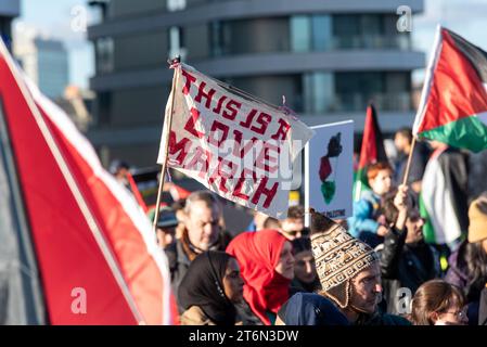 Vauxhall Bridge, London, Großbritannien. November 2023. Während der Konflikt zwischen Israel und der Hamas anhält, findet ein Protest gegen die Eskalation der militärischen Aktionen im Gazastreifen statt. Organisiert von Gruppen wie der palästinensischen Solidaritätskampagne und der „Stop the war Coalition“ mit dem Titel „Nationalmarsch für Palästina“ und mit Aufrufen zur „Befreiung Palästinas“, „Beendigung der Gewalt“ und „Beendigung der Apartheid“ versammelten sich die Demonstranten in der Park Lane, bevor sie nach Süden und über die Vauxhall-Brücke fuhren. Stockfoto