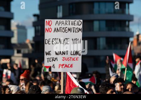 Vauxhall Bridge, London, Großbritannien. November 2023. Während der Konflikt zwischen Israel und der Hamas anhält, findet ein Protest gegen die Eskalation der militärischen Aktionen im Gazastreifen statt. Organisiert von Gruppen wie der palästinensischen Solidaritätskampagne und der „Stop the war Coalition“ mit dem Titel „Nationalmarsch für Palästina“ und mit Aufrufen zur „Befreiung Palästinas“, „Beendigung der Gewalt“ und „Beendigung der Apartheid“ versammelten sich die Demonstranten in der Park Lane, bevor sie nach Süden und über die Vauxhall-Brücke fuhren. Stockfoto