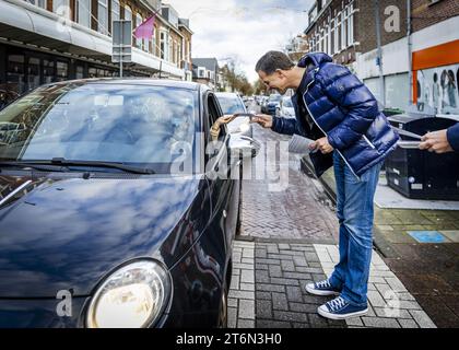 HAARLEM - Mark Rutte während eines VVD-Wahlkampfes im Generaal Cronjestraat von Haarlem im Vorfeld der Wahlen zum Repräsentantenhaus. ANP REMKO DE WAAL niederlande raus - belgien raus Stockfoto