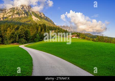 Landstraße in den Kaiseralpen in Tirol Stockfoto