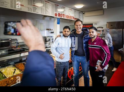 HAARLEM - Mark Rutte während eines VVD-Wahlkampfes im Generaal Cronjestraat von Haarlem im Vorfeld der Wahlen zum Repräsentantenhaus. ANP REMKO DE WAAL niederlande raus - belgien raus Stockfoto