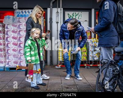 HAARLEM - Mark Rutte während eines VVD-Wahlkampfes im Generaal Cronjestraat von Haarlem im Vorfeld der Wahlen zum Repräsentantenhaus. ANP REMKO DE WAAL niederlande raus - belgien raus Stockfoto