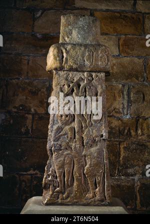 Ende des 8. Oder frühen 19. Jahrhunderts angelsächsischer Kreuzschacht in der Veranda der St. Mary's Church, Newent, Gloucestershire, England, Vereinigtes Königreich, mit Adam und Eve. Stockfoto