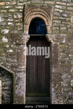 Sehen Sie SSE eines schmalen angelsächsischen Eingangs in der N-Mauer des Kirchenschiffs der All Saints Church, Somerford Keynes, Gloucestershire, England, Großbritannien. Stockfoto