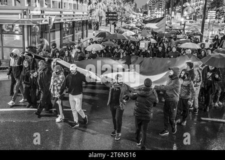 La Rioja, 2. Dezember 2023: Demonstration einer Gruppe von Palästinensern, die ein Ende der israelischen Angriffe fordern. Stockfoto