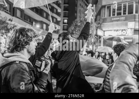 La Rioja, 2. Dezember 2023: Demonstration einer Gruppe von Palästinensern, die ein Ende der israelischen Angriffe fordern. Stockfoto