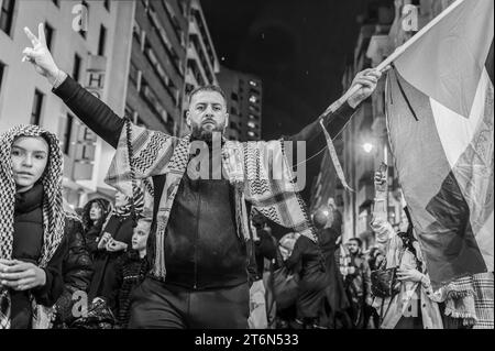 La Rioja, 2. Dezember 2023: Demonstration einer Gruppe von Palästinensern, die ein Ende der israelischen Angriffe fordern. Stockfoto