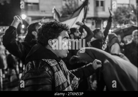 La Rioja, 2. Dezember 2023: Demonstration einer Gruppe von Palästinensern, die ein Ende der israelischen Angriffe fordern. Stockfoto