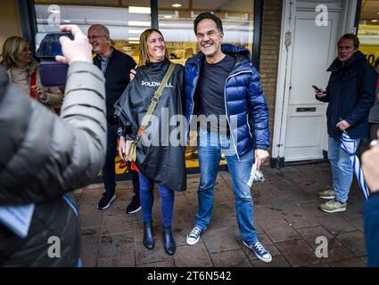 HAARLEM - Mark Rutte während eines VVD-Wahlkampfes im Generaal Cronjestraat von Haarlem im Vorfeld der Wahlen zum Repräsentantenhaus. ANP REMKO DE WAAL niederlande raus - belgien raus Stockfoto