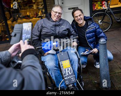 HAARLEM - Mark Rutte während eines VVD-Wahlkampfes im Generaal Cronjestraat von Haarlem im Vorfeld der Wahlen zum Repräsentantenhaus. ANP REMKO DE WAAL niederlande raus - belgien raus Stockfoto