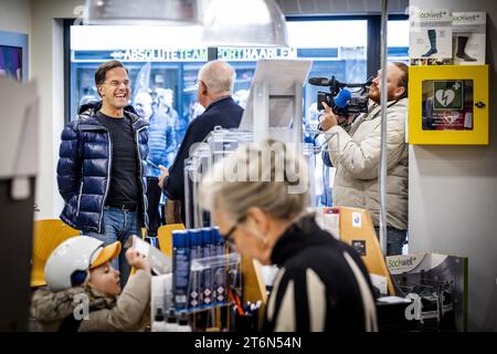 HAARLEM - Mark Rutte während eines VVD-Wahlkampfes im Generaal Cronjestraat von Haarlem im Vorfeld der Wahlen zum Repräsentantenhaus. ANP REMKO DE WAAL niederlande raus - belgien raus Stockfoto