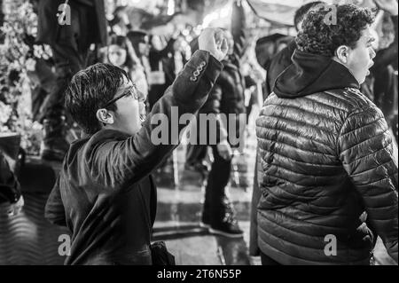 La Rioja, 2. Dezember 2023: Demonstration einer Gruppe von Palästinensern, die ein Ende der israelischen Angriffe fordern. Stockfoto